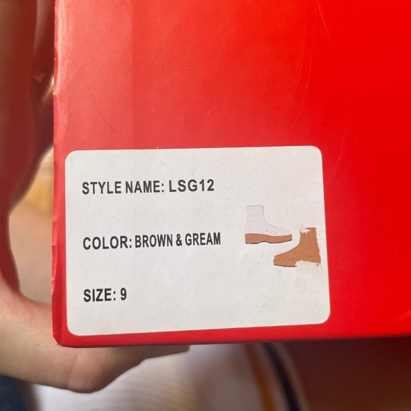 Lisa Says Gah retro-inspired, two-toned platform boots - Picture 6 of 6